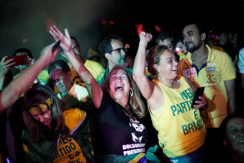 Apoiantes de Bolsonaro celebram vitória na primeira volta das presidenciais	