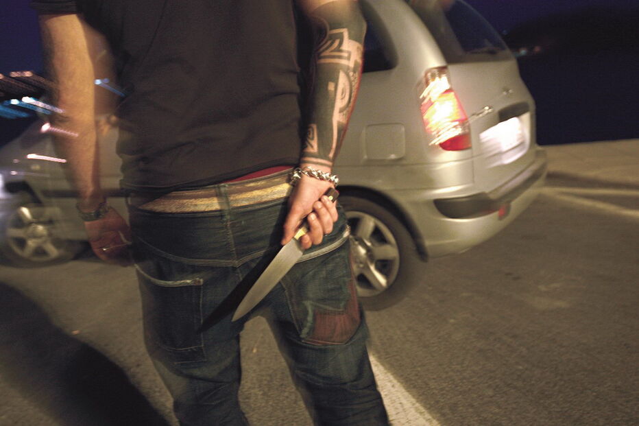 Ladrão utiliza arma branca