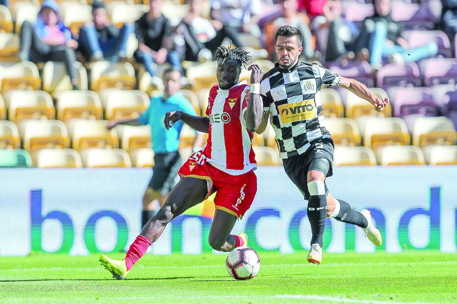 Baldé (Desp. Aves) e Talocha (Boavista) numa fase do jogo 