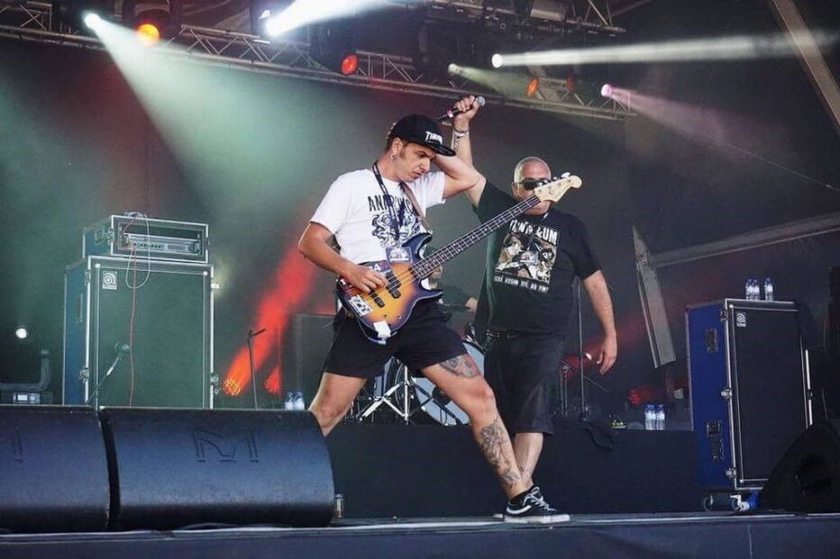 Sérgio Curto, baixista da banda Simbiose