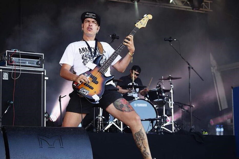 Sérgio Curto, baixista da banda Simbiose