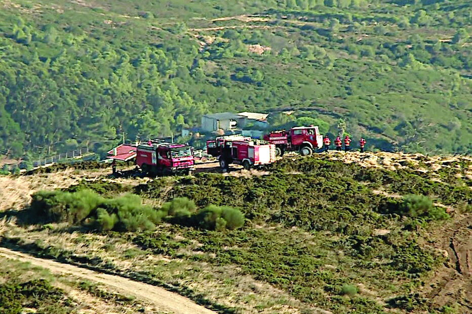 Bombeiros estiveram atentos às dezenas de reacendimentos durante o dia de ontem em Sintra e Cascais  