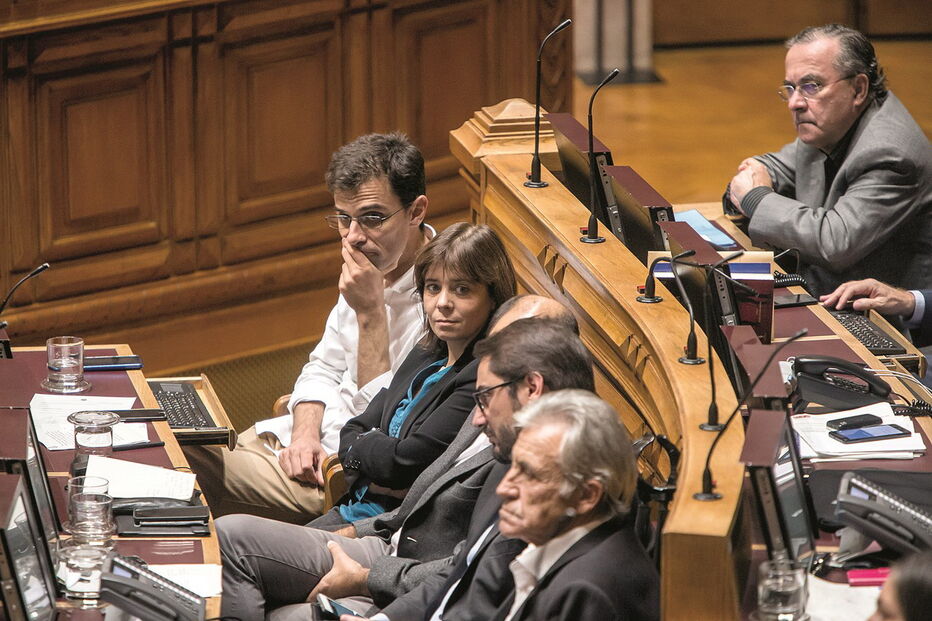 Bloco de Esquerda e PCP voltaram ontem  a reunir-se com os ministros  Mário Centeno  e Vieira da Silva 