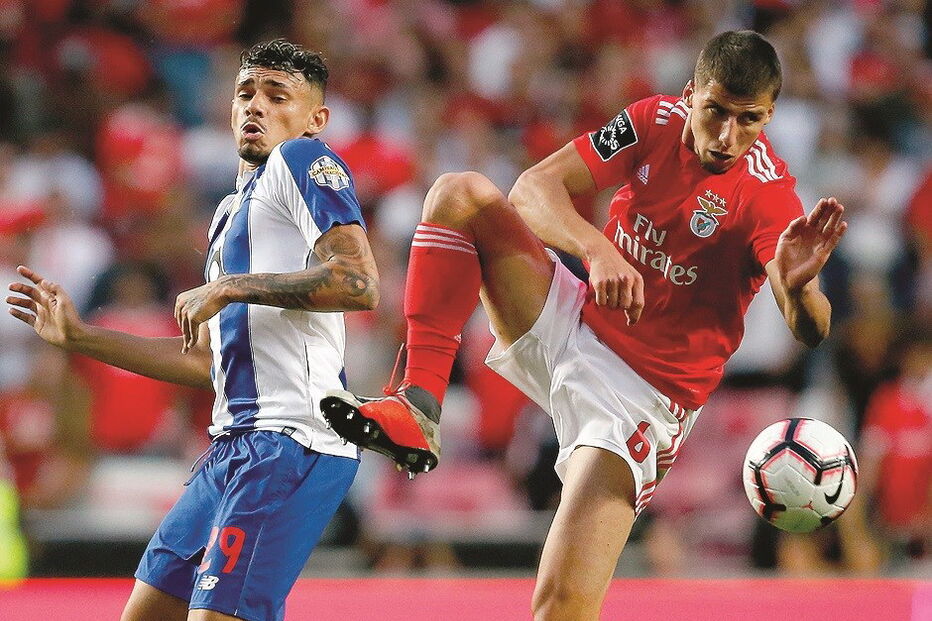 Rúben Dias disputa lance com Tiquinho Soares no Benfica-FC Porto