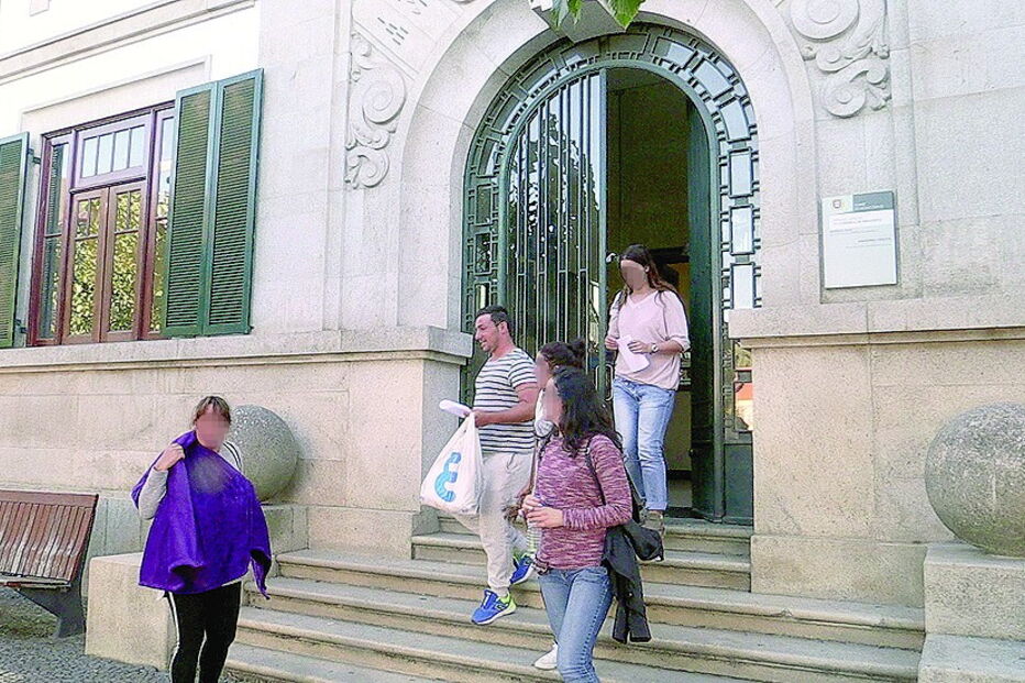 Detido, ao centro, à saída do Tribunal de Torre de Moncorvo, onde foi ouvido em primeiro interrogatório judicial