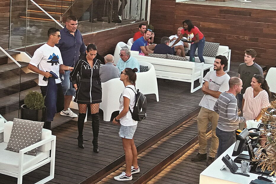 Cristiano Ronaldo acompanhado por Georgina Rodríguez e seguido pelo seu guarda-costas, Gonçalo Salgado, ontem no Sky Bar, em Lisboa