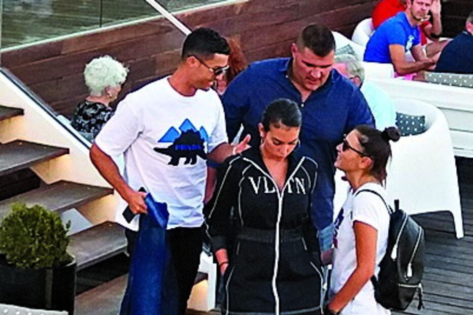 Cristiano Ronaldo acompanhado por Georgina Rodríguez e seguido pelo seu guarda-costas, Gonçalo Salgado, ontem no Sky Bar, em Lisboa