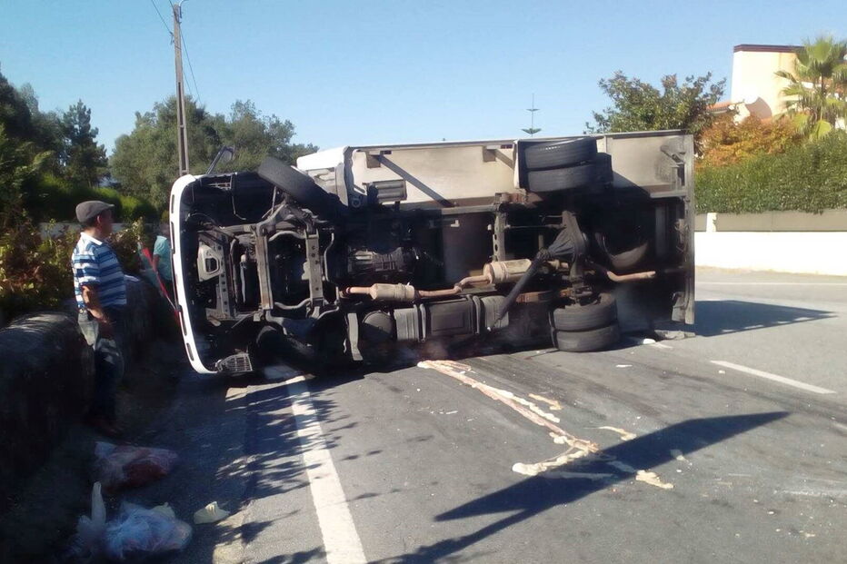 Colisão com uma carrinha e um carro faz três feridos em Esposende 