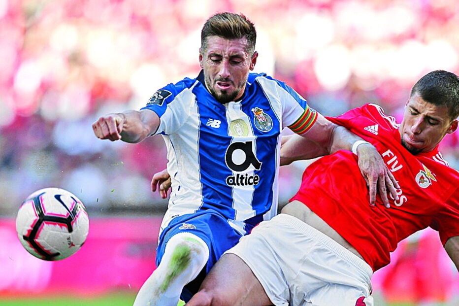 Herrera, em duelo com Rúben Dias, no último Benfica-FC Porto 