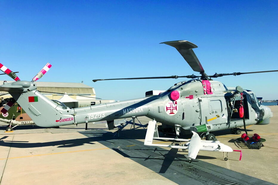 Lynx exposto ontem na placa da esquadrilha de helicópteros com um dos drones que a Marinha está a testar 