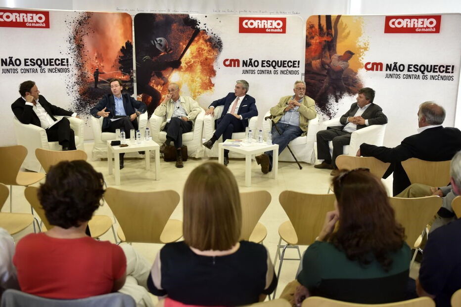 José Carlos Castro, José Massano Monteiro, Manuel Costa Alves, Sérgio Costa, Francisco José Viegas e Armando  Esteves Pereira (da esquerda para a direita) integraram o penúltimo painel do ciclo de conferências ‘CM não Esquece!’ 