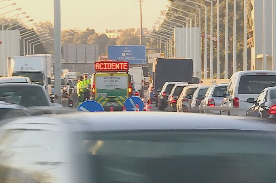 Dois acidentes condicionam trânsito na Ponte da Arrábida 