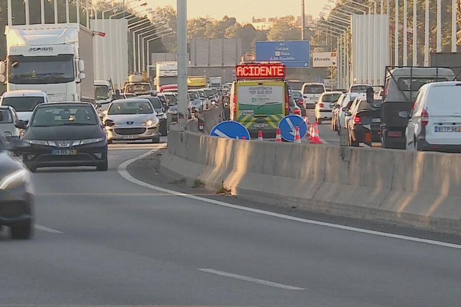 Dois acidentes condicionam trânsito na Ponte da Arrábida 