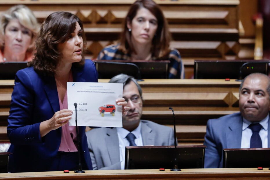 Assunção Cristas interpela governo sobre combustíveis no Parlamento