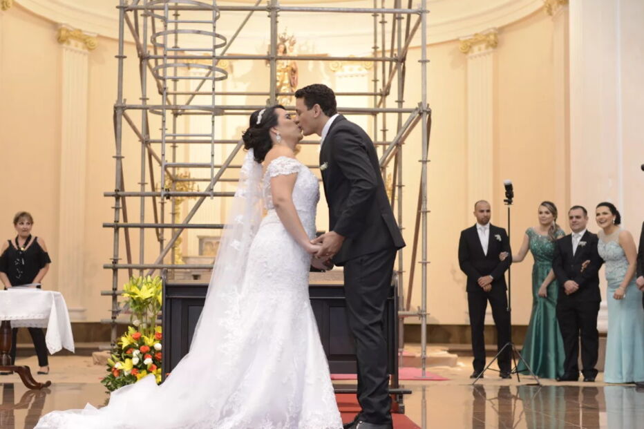 Noiva fica arrasada após andaime estragar fotos do casamento