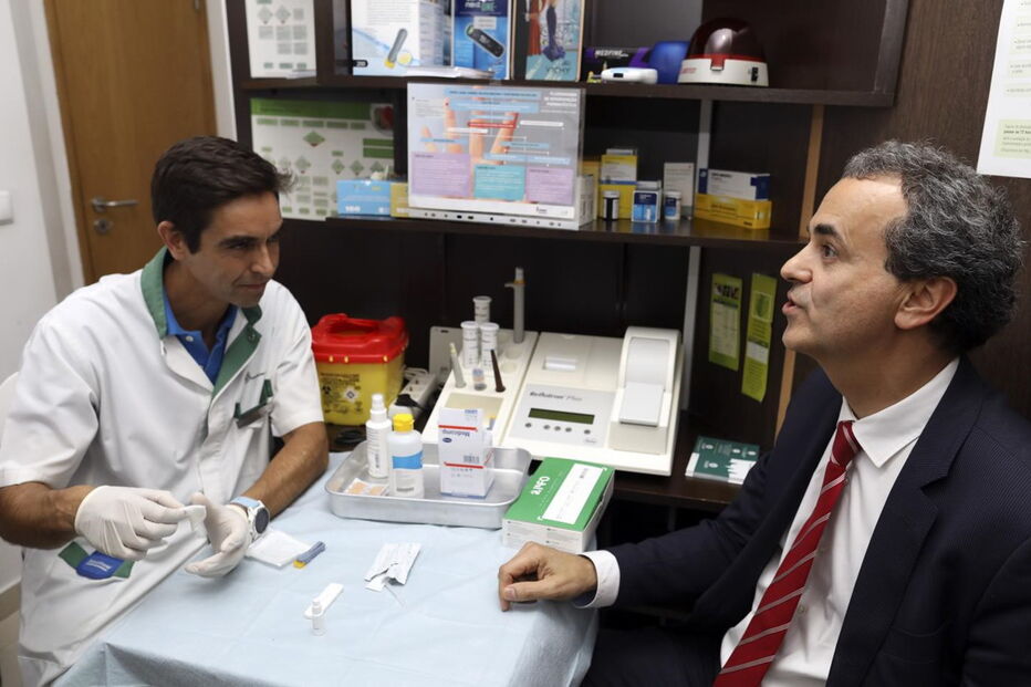 Secretário de Estado Fernando Araújo assinalou arranque do projeto de rastreio numa farmácia em Alcabideche 