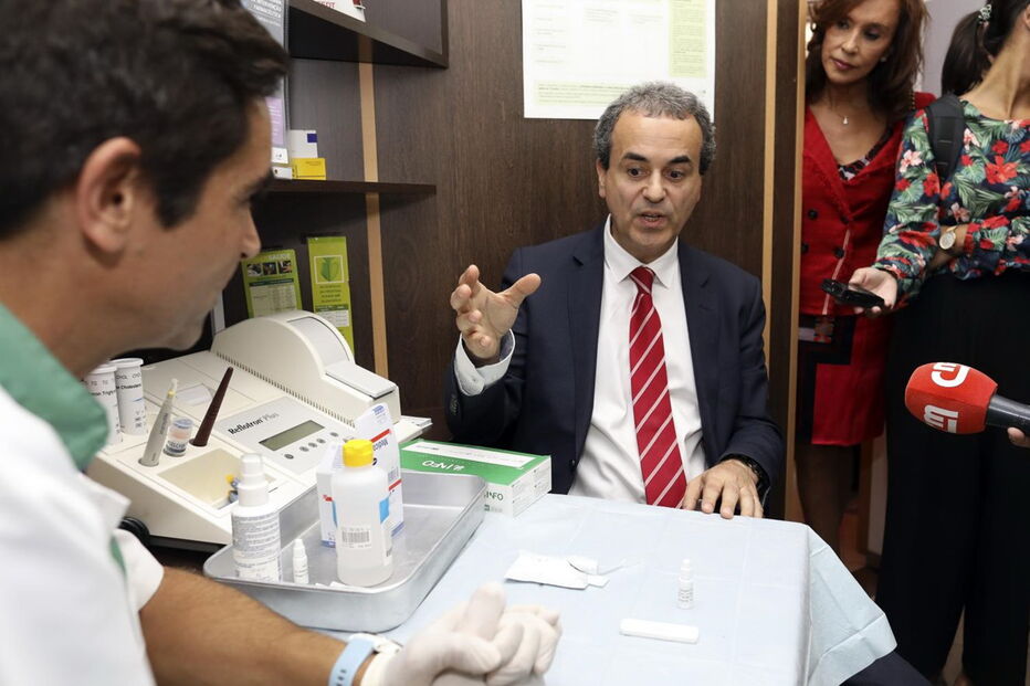 Secretário de Estado Fernando Araújo assinalou arranque do projeto de rastreio numa farmácia em Alcabideche 