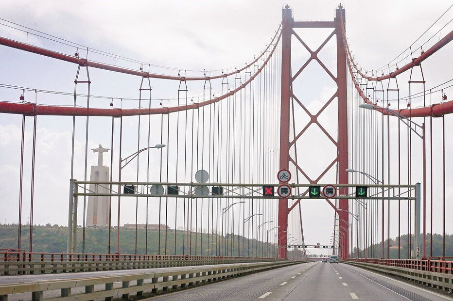 Imigrante desorientado foi detetado pelas câmaras de videovigilância da ponte e a PSP rapidamente avançou  