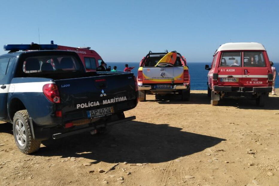 Helicóptero da Força Aérea fez o resgate da vítima, do bombeiro e do elemento do ISN que estavam na rocha