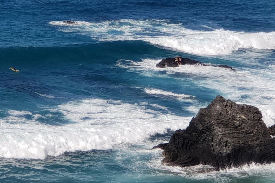 Helicóptero da Força Aérea fez o resgate da vítima, do bombeiro e do elemento do ISN que estavam na rocha