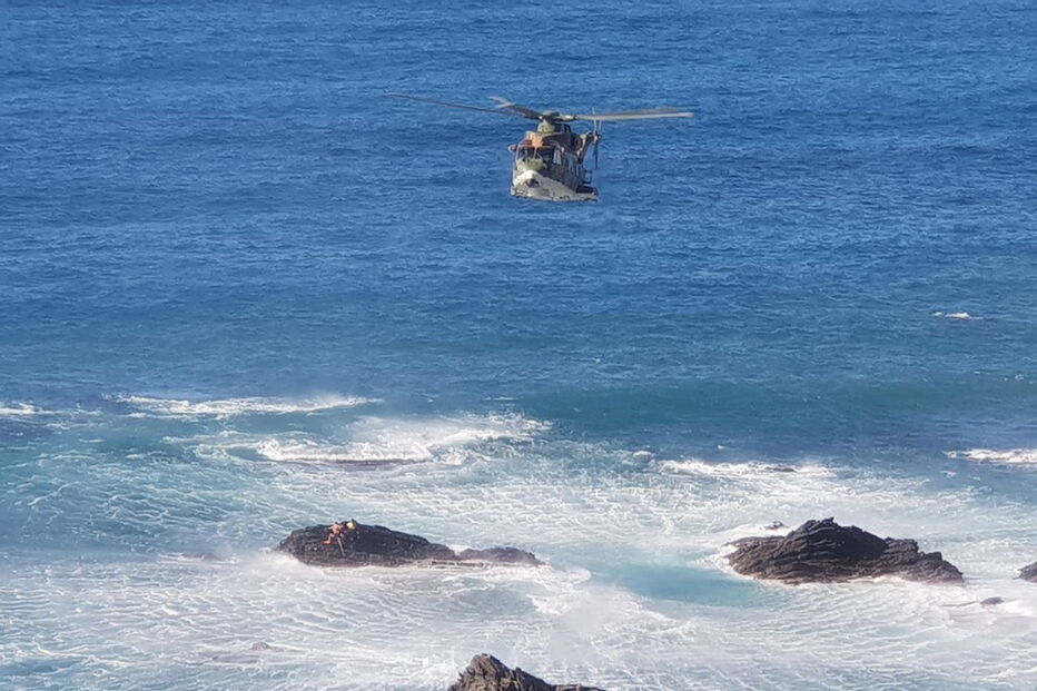 Helicóptero da Força Aérea fez o resgate da vítima, do bombeiro e do elemento do ISN que estavam na rocha