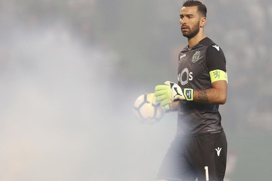 Sporting-Benfica tinha começado há 30 segundos quando Rui Patrício foi atacado com tochas e petardos 