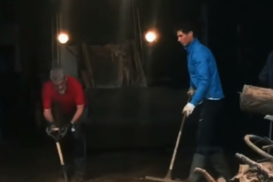 Rafael Nadal ajuda a limpar as ruas de Mallorca, depois da enxurrada