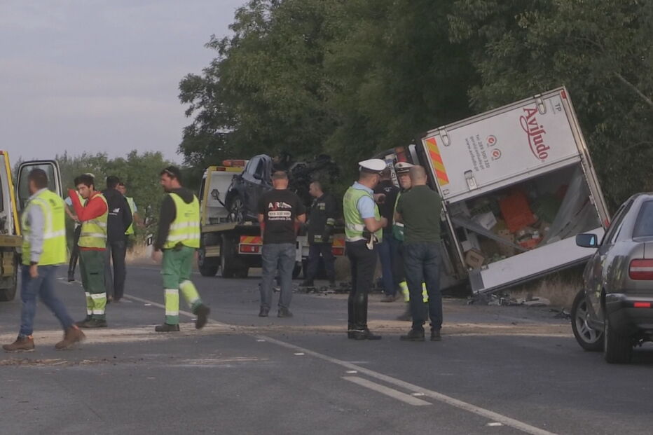 Colisão entre pesado e veículo ligeiro faz dois mortos no IP2 perto de Évora