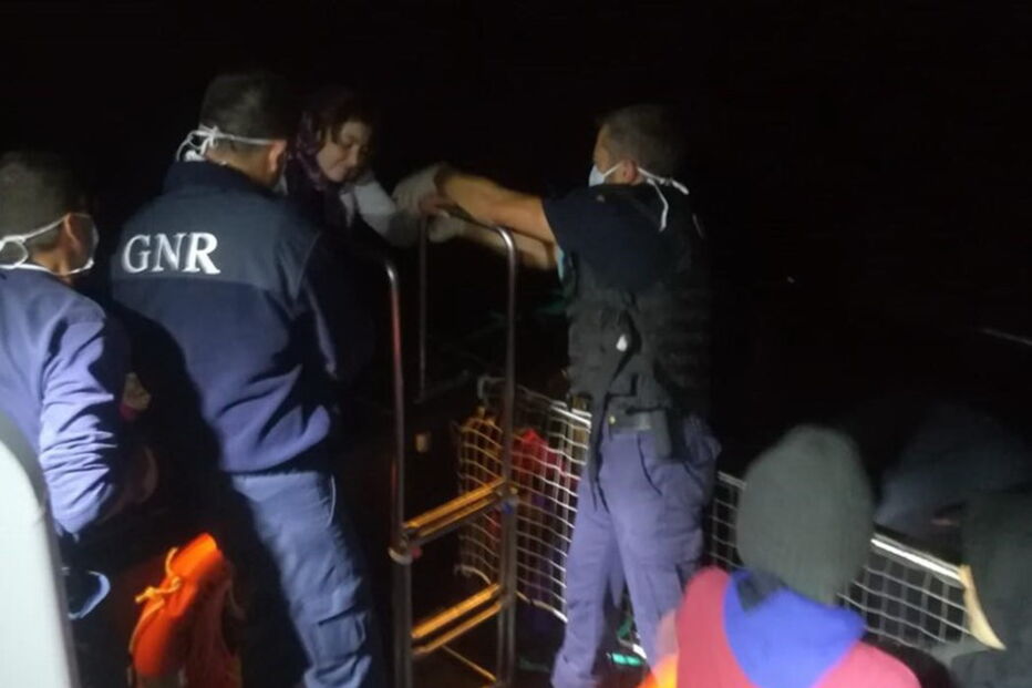 GNR resgata 17 crianças no mar Egeu