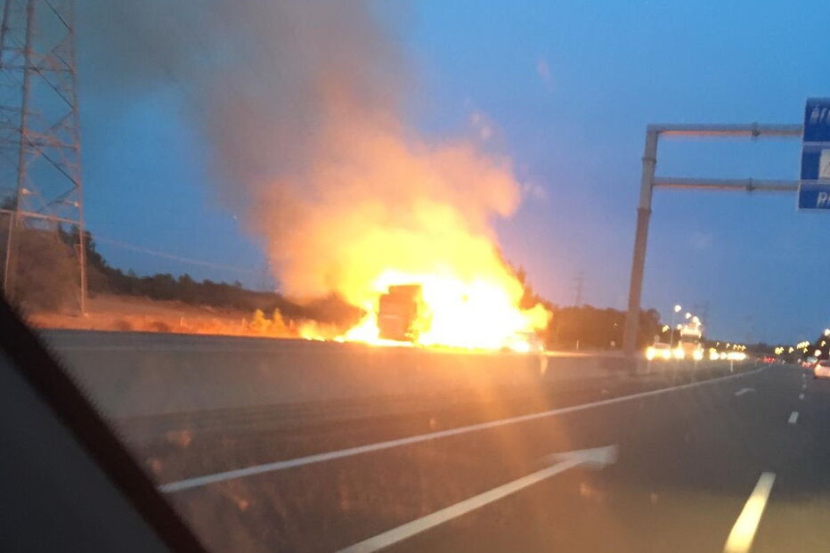 Camião arde na A2