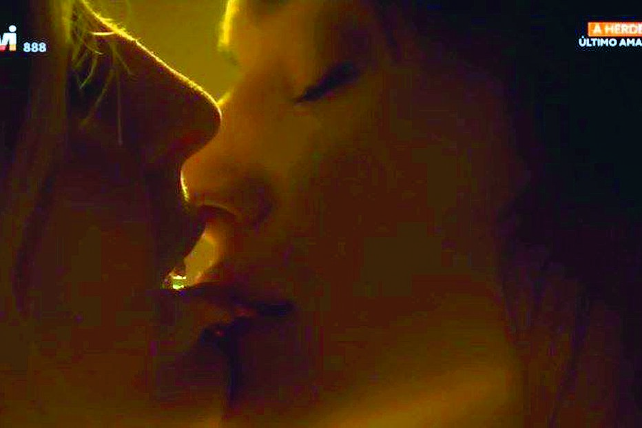 Jessica Athayde beija Paula Neves em novela da TVI