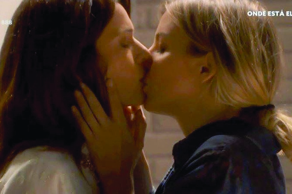 Jessica Athayde beija Paula Neves em novela da TVI