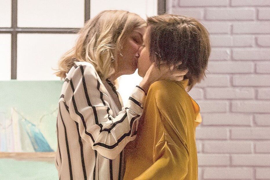 Jessica Athayde beija Vera Kolodzig em novela da TVI