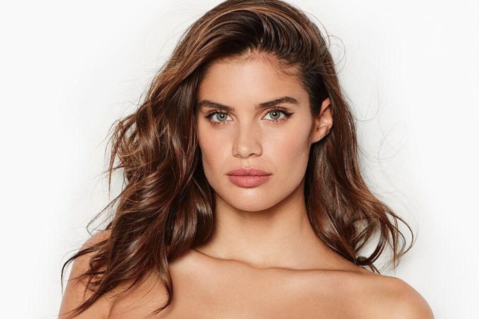 Sara Sampaio posa em lingerie