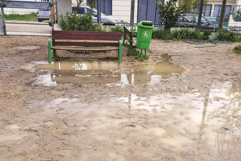 Em 2018 ainda há escolas com lama nos pátios