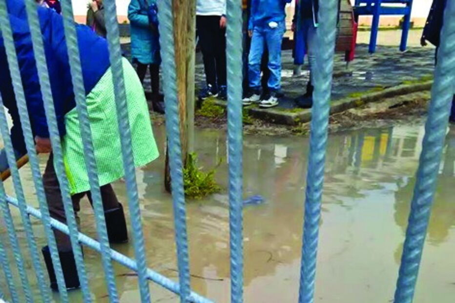 Quando chove as funcionárias desdobram-se a limpar a água acumulada