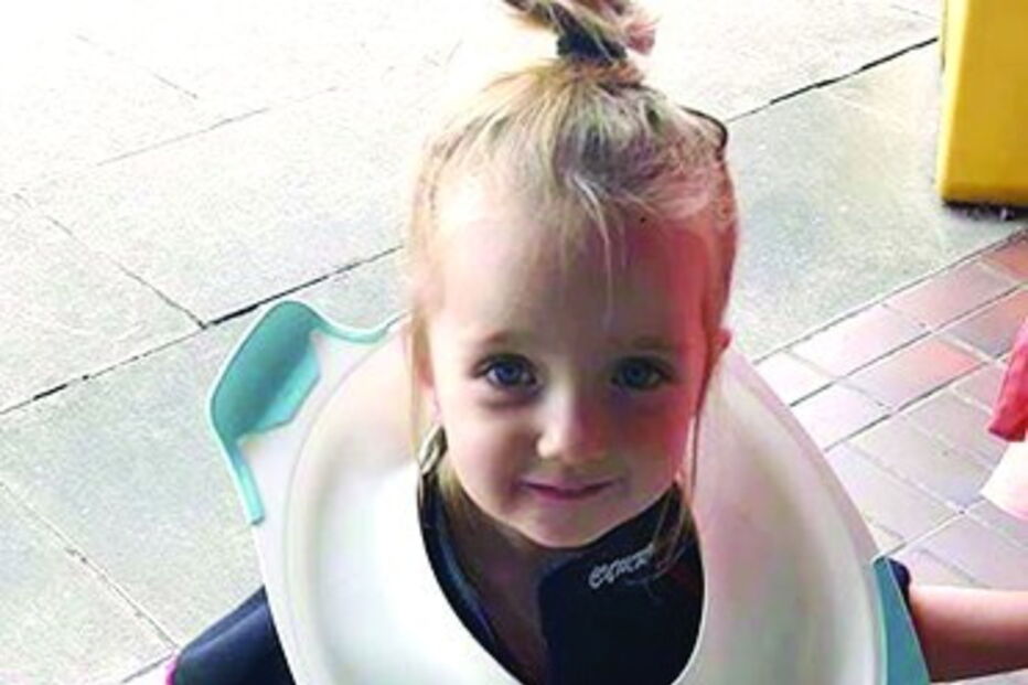 Darcy-Lillian Hillberg ficou entalada em tampa de sanita