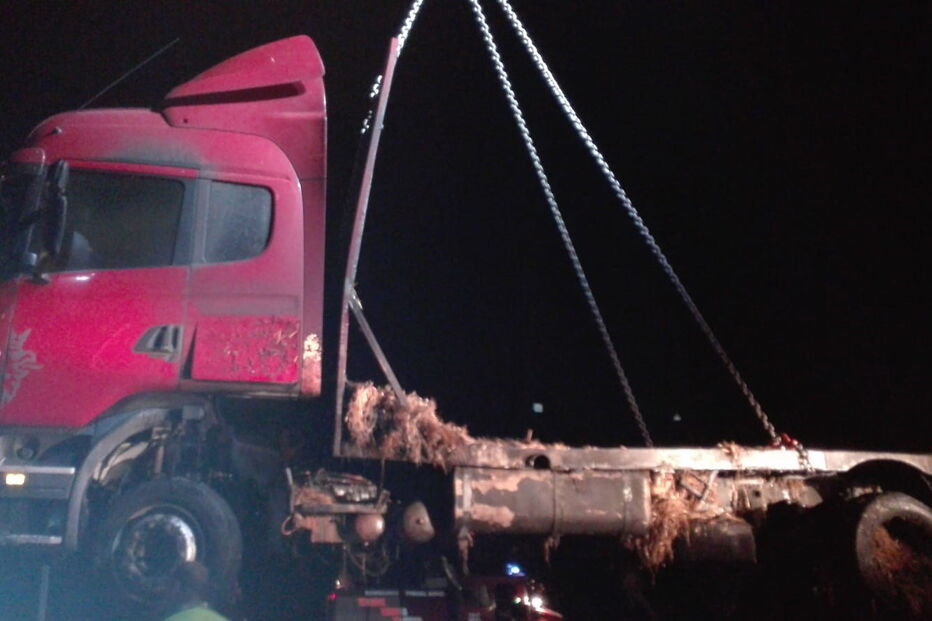 Camião com relva arde na  na A22 em Odiáxere