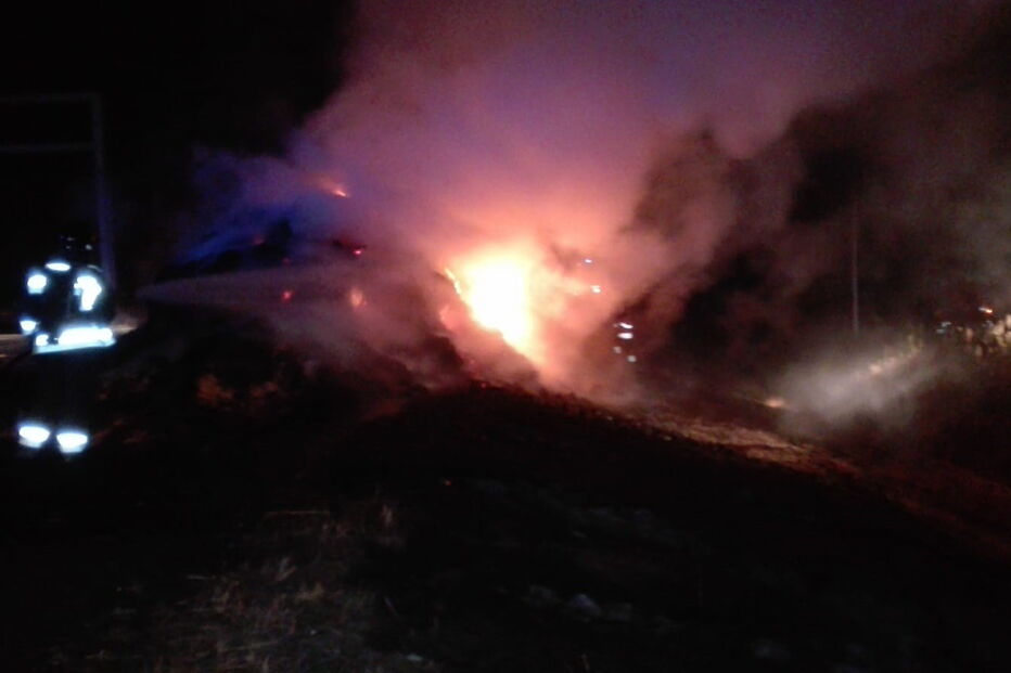 Camião com relva arde na  na A22 em Odiáxere