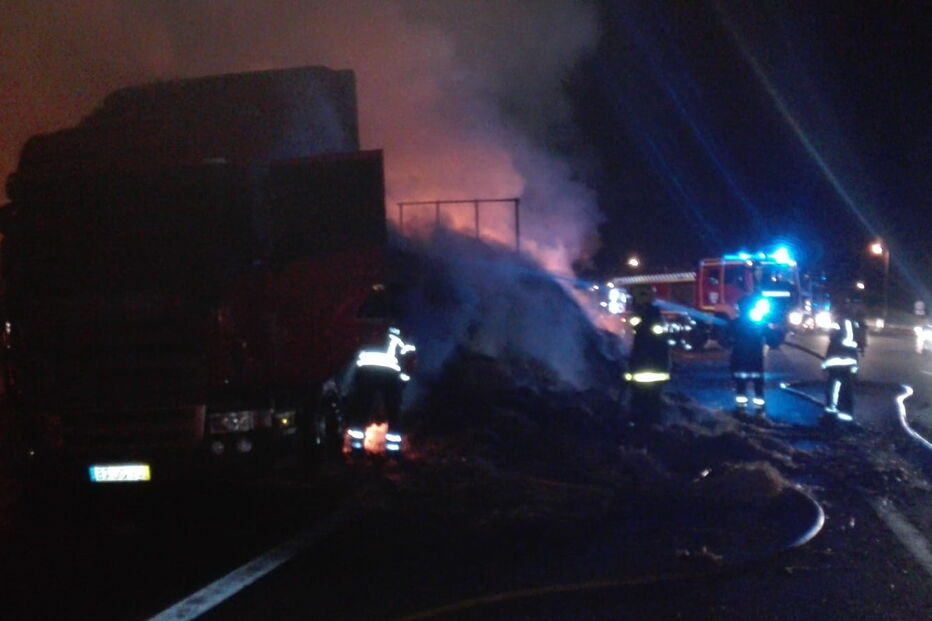 Camião com relva arde na  na A22 em Odiáxere