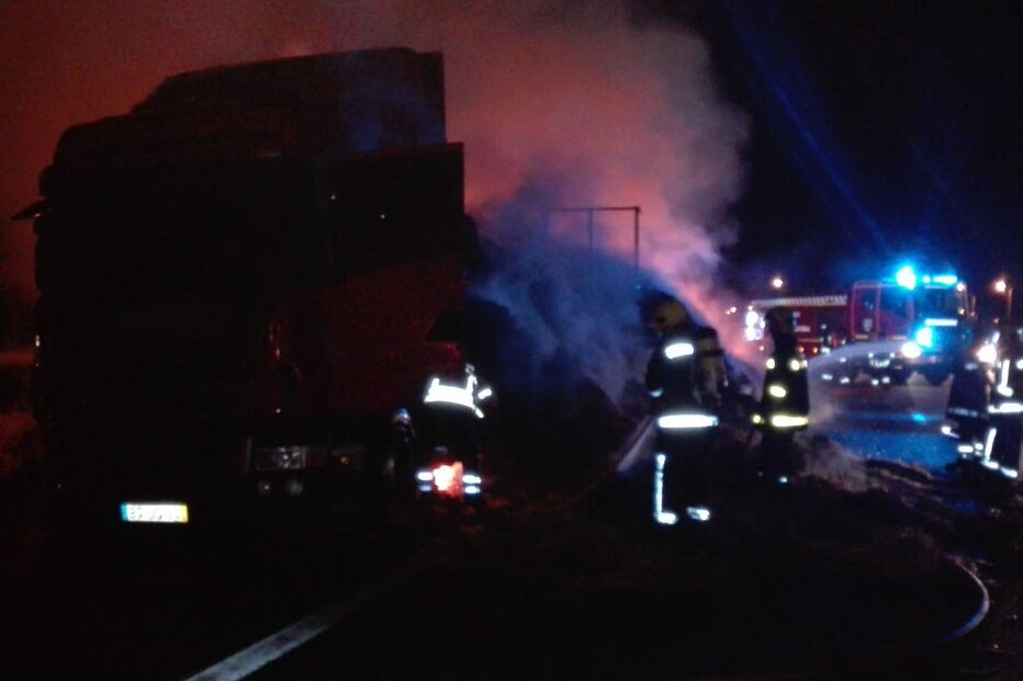 Camião com relva arde na  na A22 em Odiáxere