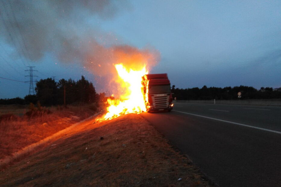 Camião com relva arde na  na A22 em Odiáxere