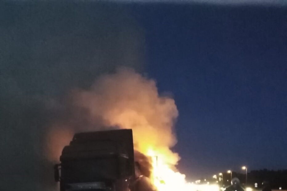 Camião com relva arde na  na A22 em Odiáxere