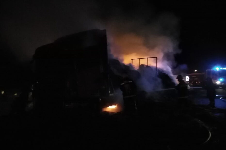 Camião com relva arde na  na A22 em Odiáxere