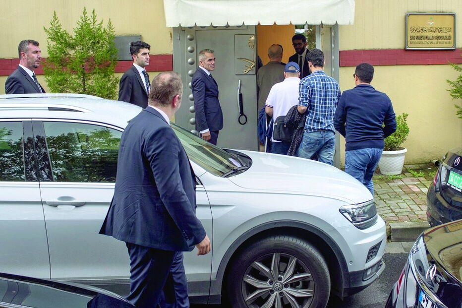 Responsáveis da Arábia Saudita entram no consulado saudita em Istambul onde, no passado dia 2, um jornalista crítico do regime terá sido assassinado