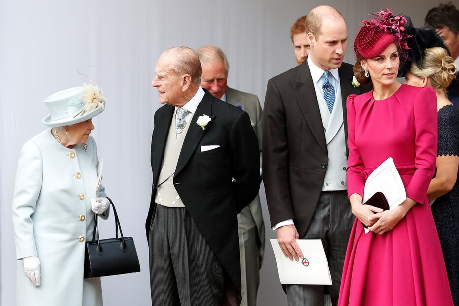 Os duques Kate e William acompanhados pela Rainha Isabel II e o marido Filipe de Edimburgo