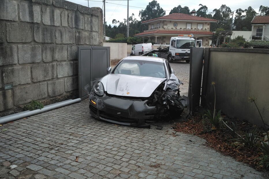 Porsche Panamera dado como furtado arrombou portão de casa