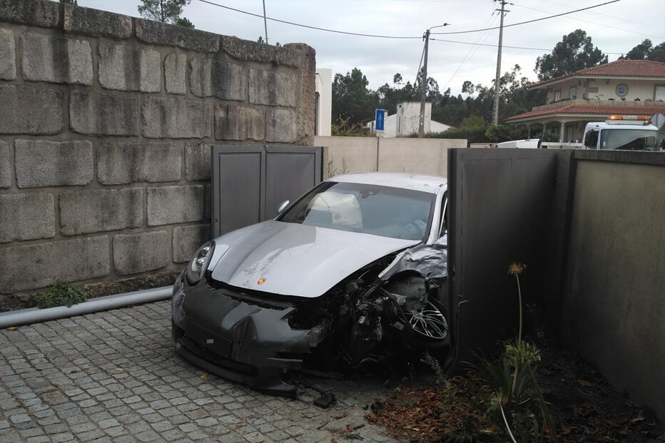 Porsche Panamera dado como furtado arrombou portão de casa