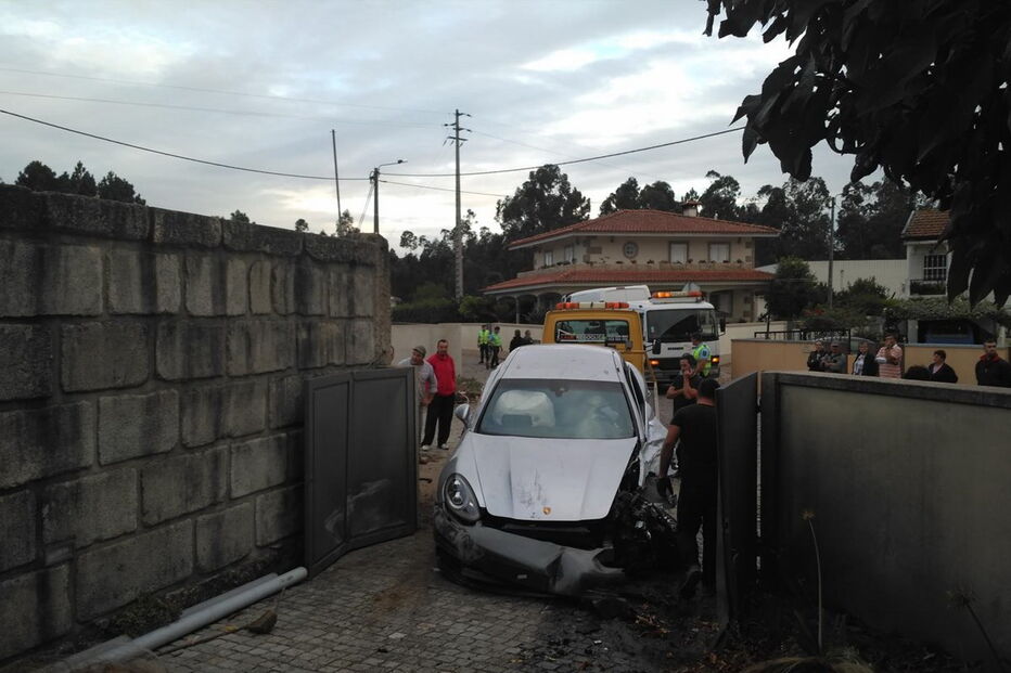 Porsche Panamera dado como furtado arrombou portão de casa