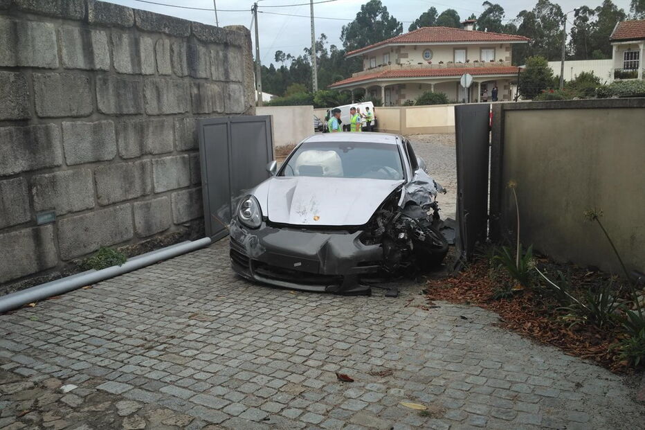 Porsche Panamera dado como furtado arrombou portão de casa